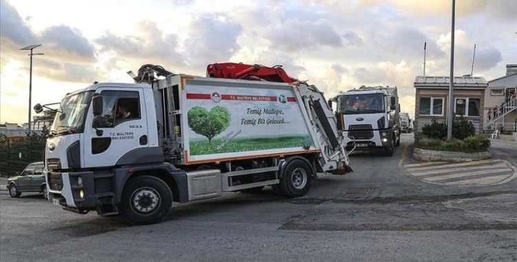 Maltepe'de temizlik görevlilerinin çöp toplama mesaileri sürüyor