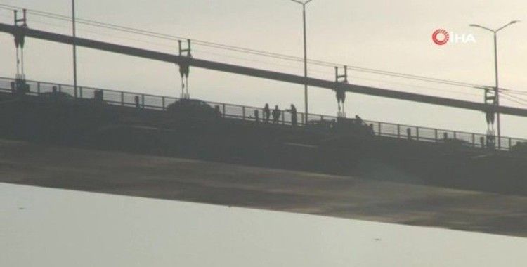 15 Temmuz Şehitler Köprüsü’nde intihar girişiminde bulunan şahıs 4 saat sonra ikna edildi