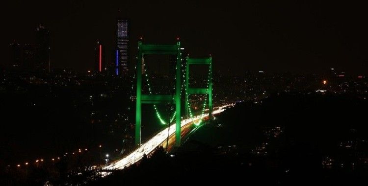 İstanbul'da köprüler yeşil renk ile aydınlatıldı