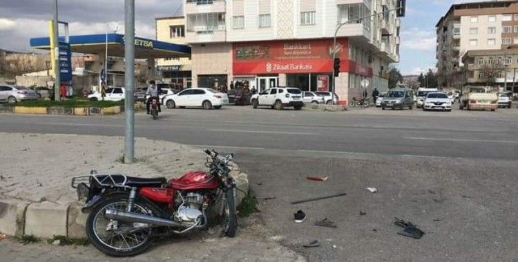 Hafif ticari araçla çarpışan motosikletin sürücüsü hayatını kaybetti