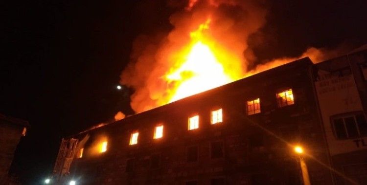 İzmir’de 4 katlı tekstil atölyesinde yangın 