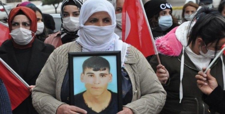 Şırnak'ta acılı anneler 'Kahrolsun PKK' sloganları ile evlatlarını HDP'den istedi
