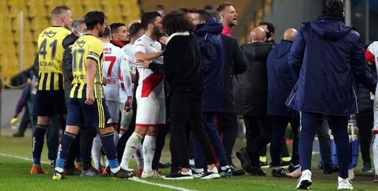 Kadıköy'de maç sonu saha karıştı