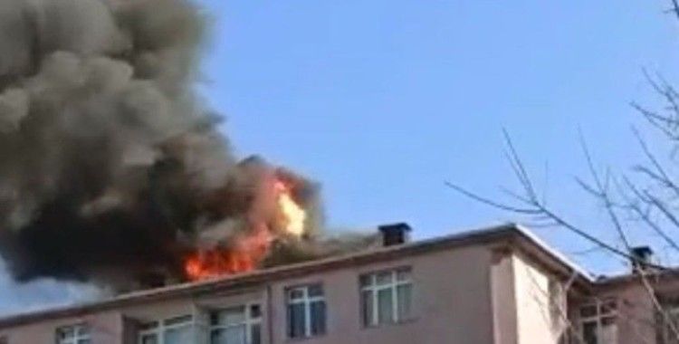 Eyüpsultan’da izolasyon yapılan binanın çatısı alev alev yandı