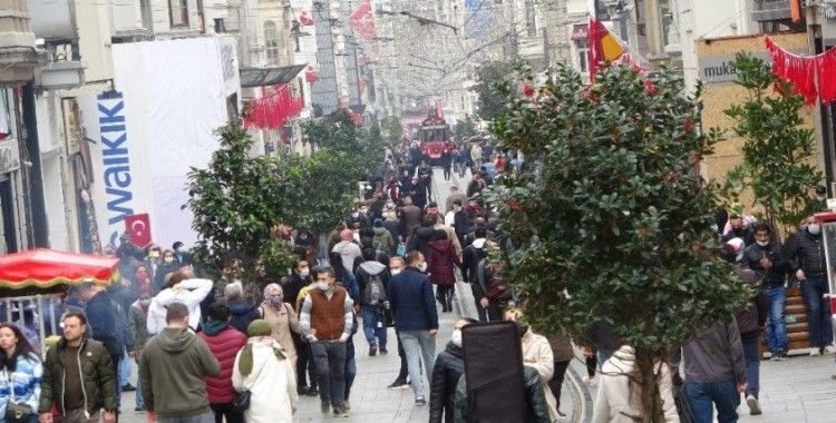 Kısıtlamasız cumartesinde vatandaşlar Taksim’e akın etti