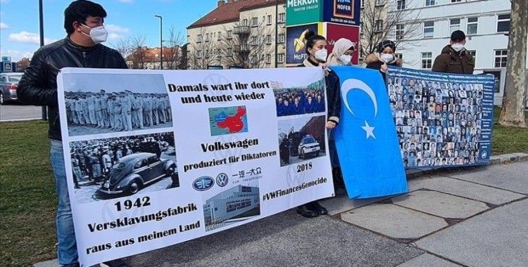 Avusturya'da Uygur Türkleri, otomobil üreticisi Volkswagen firmasını protesto etti