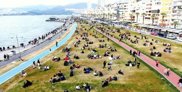 İzmirliler kısıtlamasız cumartesi günü Kordon'a akın etti