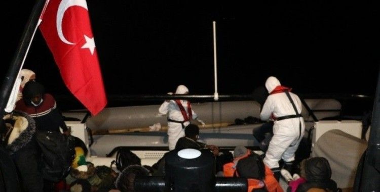Ayvalık'ta 36 göçmen botları batmak üzereyken kurtarıldı