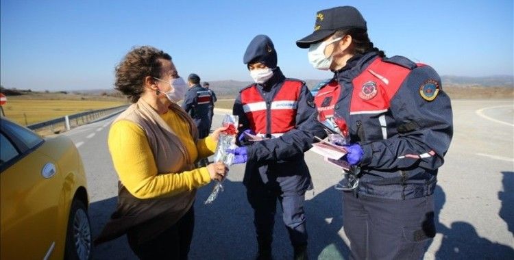 Kırklareli'nde kadın astsubaylar yol denetiminde kadın sürücülere karanfil hediye etti