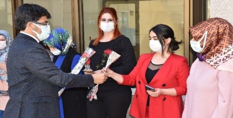 Rektör Karakoç'tan kadın personele çiçek takdimi