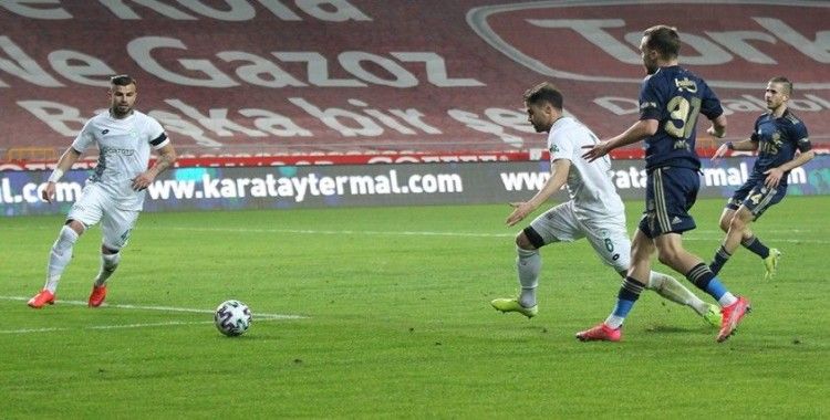 Süper Lig: Konyaspor: 0 - Fenerbahçe: 2 (İlk yarı)