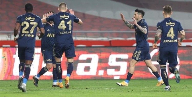 Fenerbahçe Konya'da 3 puanı 3 golle aldı
