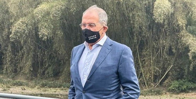 Rusya Dışişleri Bakanı Lavrov, 'FCKNG QRNTN' maskesiyle görüntülendi