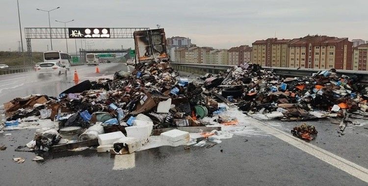 Kuzey Marmara Otoyolu’nda seyir halindeki kargo kamyonu yanarak kullanılamaz hale geldi