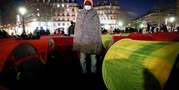 Yüzlerce göçmen, Paris'in ortasına çadır kurdu