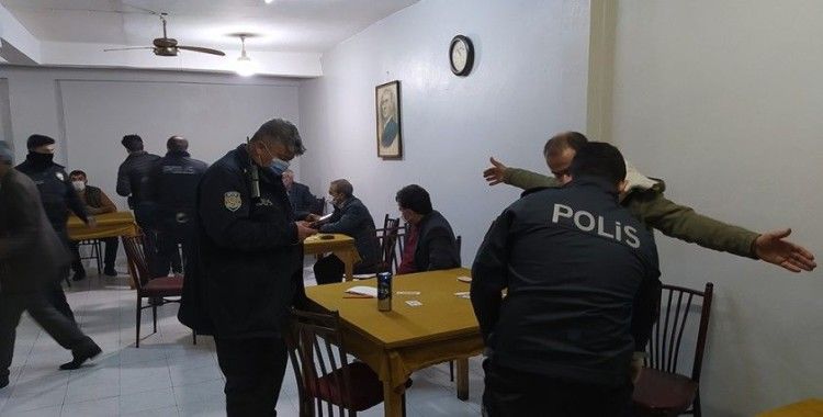 Adana’da kahvehaneye polis baskını: 8 kişiye kısıtlamayı ihlalden para cezası