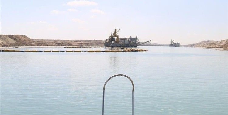 Süveyş Kanalı'nda karaya oturan geminin yüzdürülmesi için dip tarama çalışmaları yürütülüyor