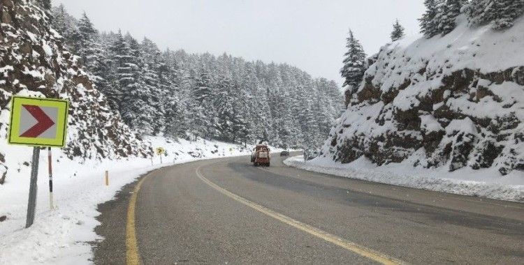 Kar kalınlığının 1 metreye ulaştığı Antalya-Konya karayolunda kartpostallık görüntüler