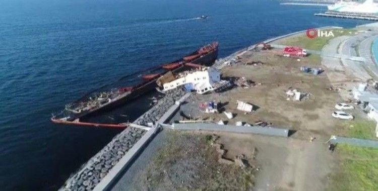  Zeytinburnu’nda kıyıya vuran geminin parçalanma işlemleri havadan görüntülendi