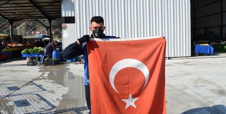 Yalova'da görevli zabıta, kara yolunda gördüğü Türk bayrağını yerde bırakmadı