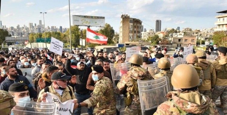 Lübnan'da protestocular yönetimin istifasını istedi