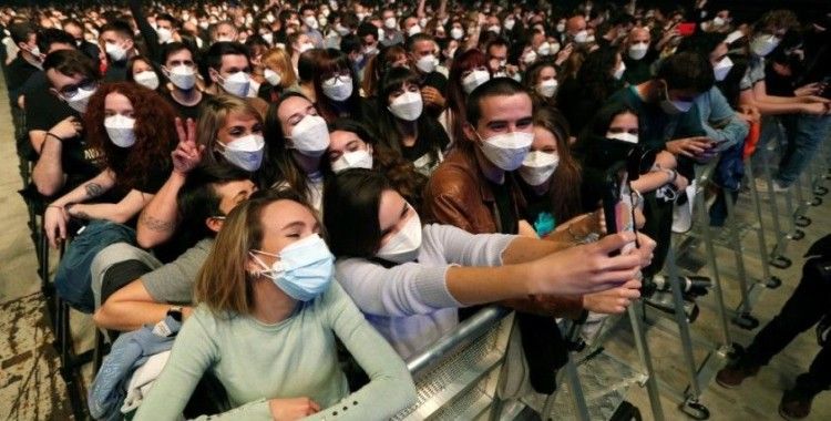 İspanya'da 5 bin kişilik 'sosyal mesafesiz' konser