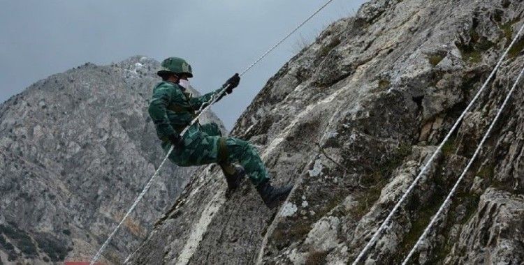 Azerbaycan askerlerine 'dağcılık eğitimi' verildi