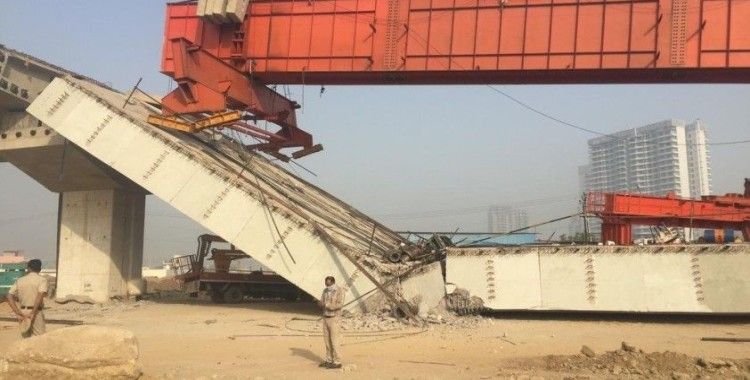 Hindistan’da inşaat halindeki üst geçit çöktü: 3 yaralı
