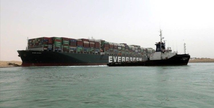 Süveyş Kanalı deniz trafiğine açıldı