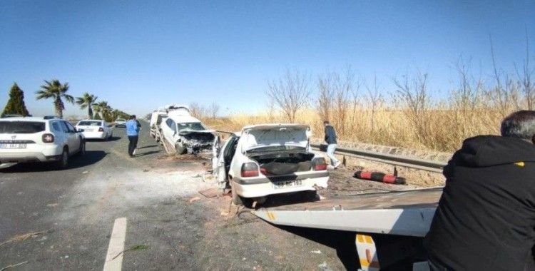 Şanlıurfa'da otomobiller kafa kafaya çarpıştı: 6 yaralı
