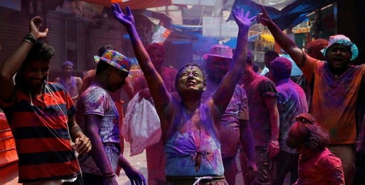 Hindistan'da pandemiye rağmen geleneksel bahar festivali kutlamaları