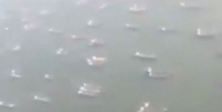 Süveyş Kanalı'nın açılmasını bekleyen gemiler havadan görüntülendi