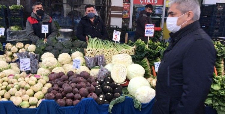 Zeytinburnu’nda semt pazarlarında korona virüs denetimi