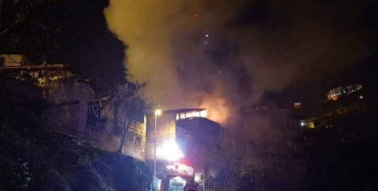  Karabük’de iki katlı ahşap evde çıkan yangın tarihi evlere sıçramadan söndürüldü
