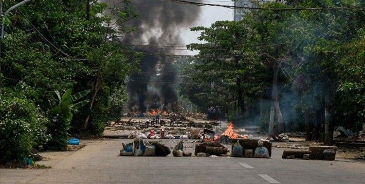 Myanmar'da darbe karşıtları yollara çöp dökme eylemi başlattı
