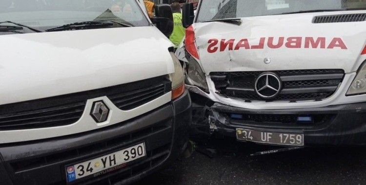 İstanbul’da ambulans ile minibüsün çarpıştığı kaza kamerada