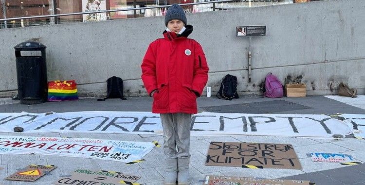 İngiltere'de üniversite Greta Thunberg'in heykelini dikti, öğrenciler tepkili