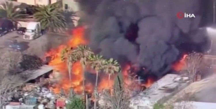 California’da depoda yangın: Alevler evlere sıçradı