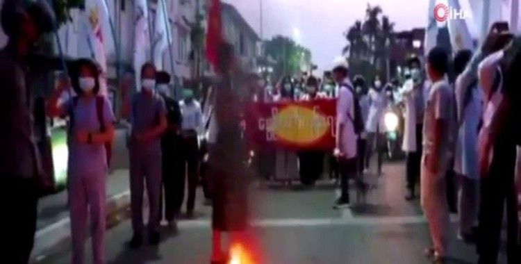 Myanmar’da darbe karşıtları ordunun hazırladığı 2008 anayasasını yaktı