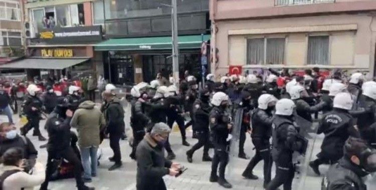 Kadıköy'de toplanan öğrencilere polis müdahalesi gerçekleşti, gözaltına alınanlar var