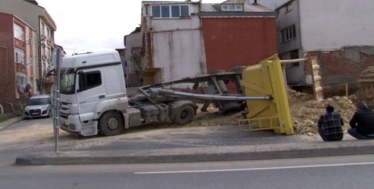 İnşaat alanından hafriyat alan kamyon devrildi