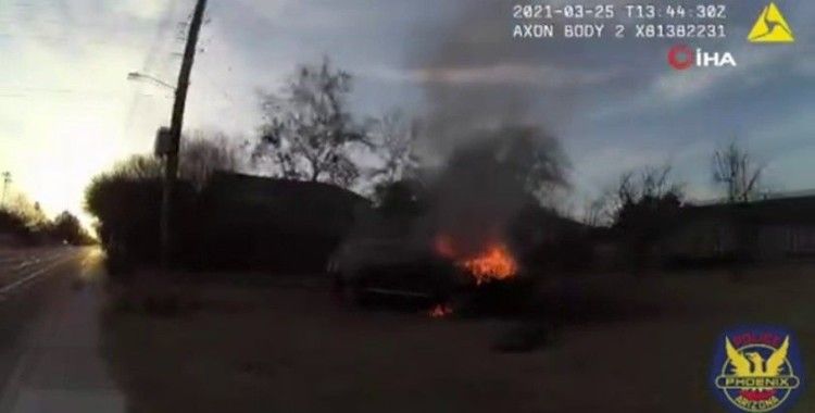 ABD polisi yanan araçta mahsur kalan sürücüyü kurtarıp kalp masajı yaptı