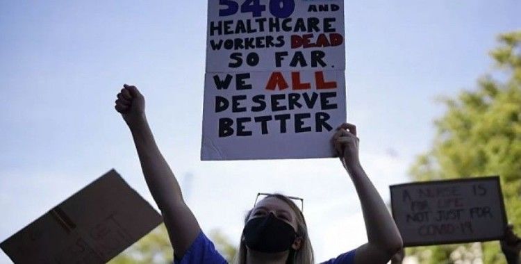 İngiltere'de sağlık personelinden sosyal mesafeli maaş protestosu
