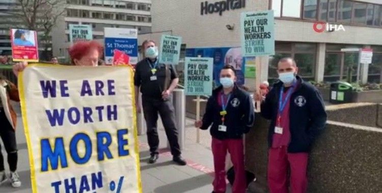  Londra’da sağlık personelinden “sosyal mesafeli” maaş protestosu