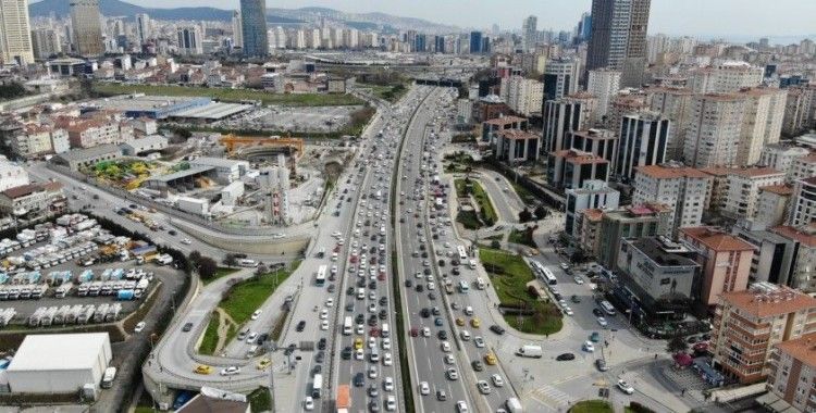 İstanbul'da hafta sonu kısıtlaması öncesi trafik yüzde 70'e ulaştı