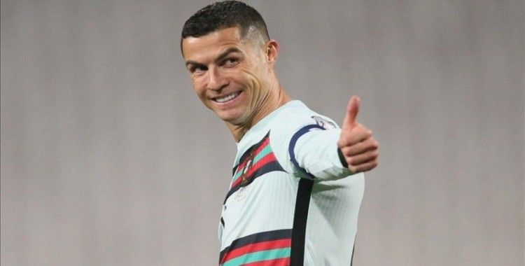 Ronaldo'nun yere attığı kaptanlık pazubendi yaklaşık 64 bin avroya satıldı