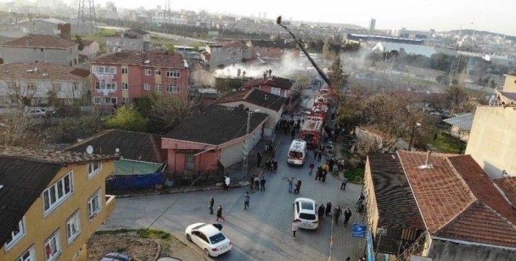 Ataşehir’de çatıları saran alevler, mahalleliyi sokağa döktü