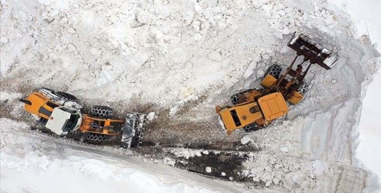 Muş'ta karla mücadele ekipleri, nisanda metrelerce karla kaplı köy yollarını açmaya çalışıyor