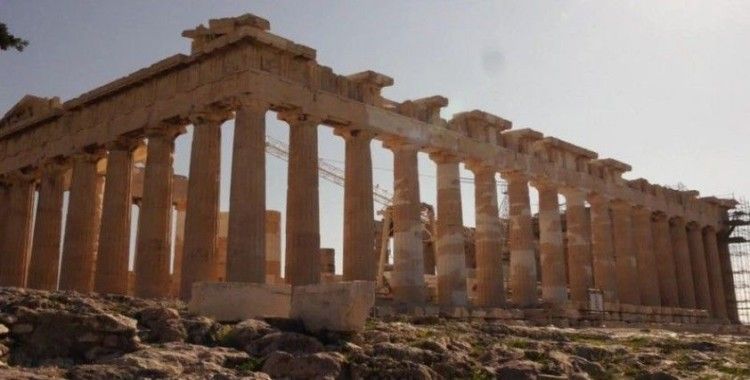 Yunanistan turistlerin dönüşünü bekliyor