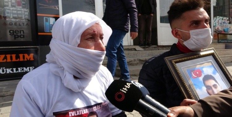 Muş'ta gözü yaşlı aileler HDP önünde oturma eylemi başlattı